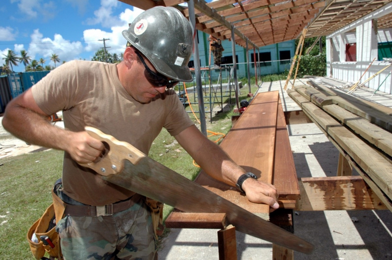 ebeniste-CABASSE-min_worker_construction_building_carpenter_male_job_build_helmet-893290